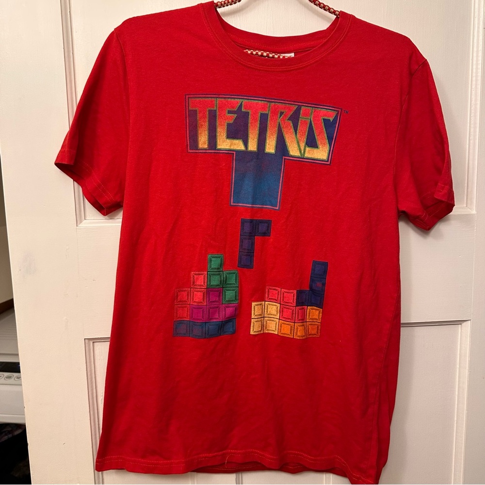 ⭐️ Red Tetris Med Graphic T-Shirt